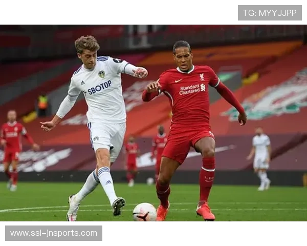 范戴克手球送点瞬间，利物浦防线再现失误